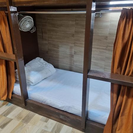 Unibed Dormitory Мумбай Екстериор снимка
