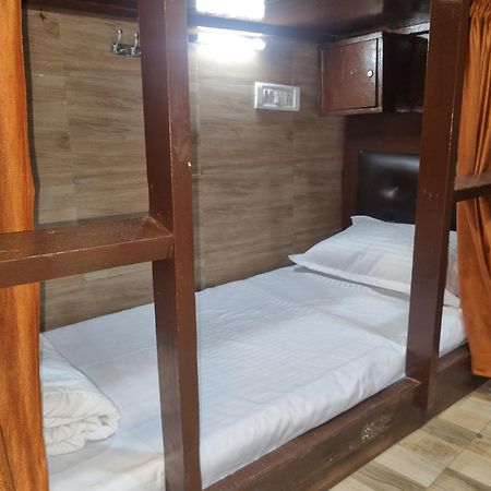 Unibed Dormitory Мумбай Екстериор снимка