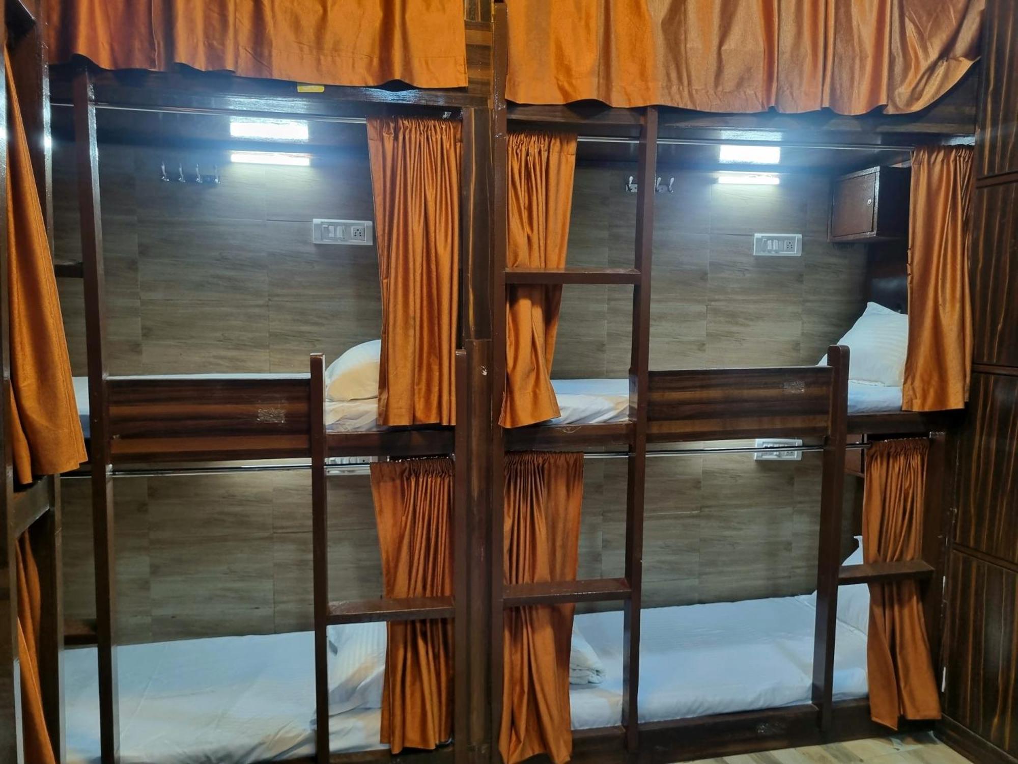 Unibed Dormitory Мумбай Екстериор снимка