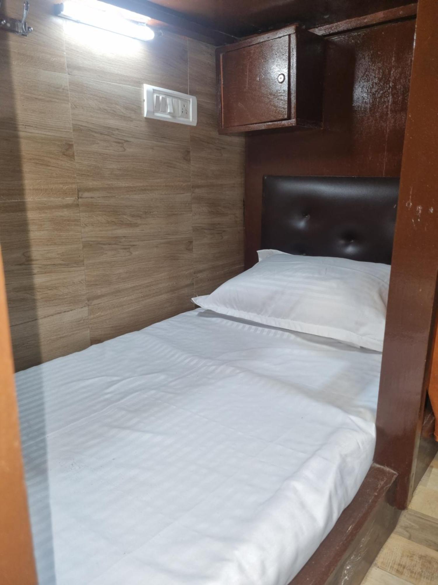 Unibed Dormitory Мумбай Екстериор снимка