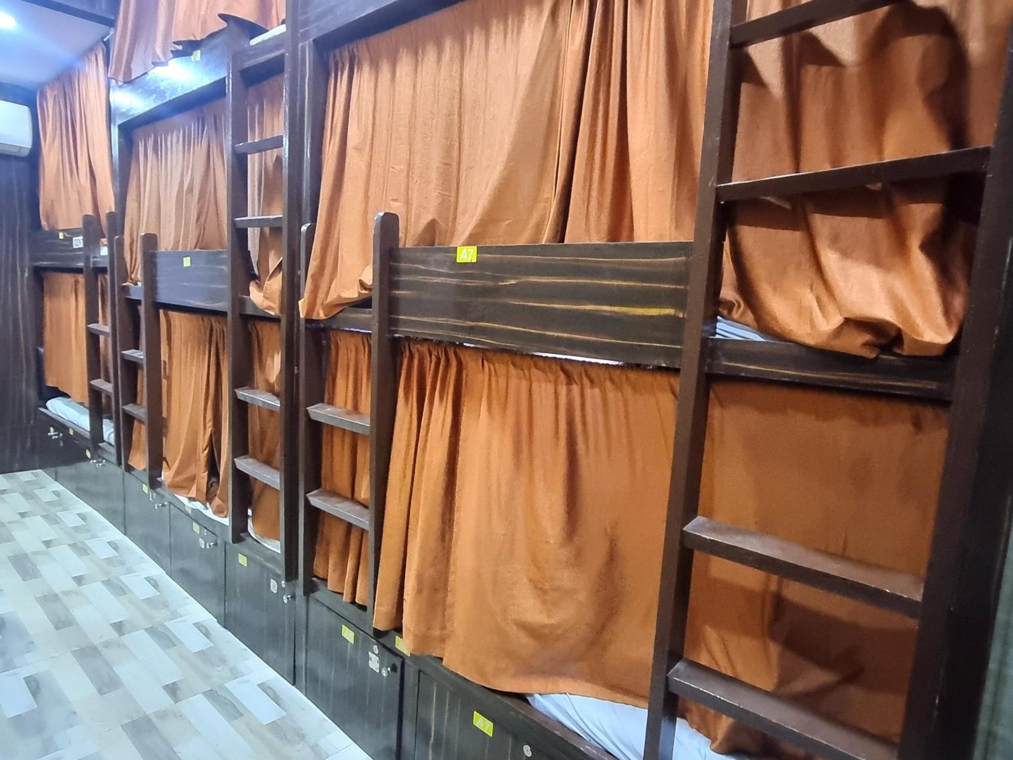 Unibed Dormitory Мумбай Екстериор снимка
