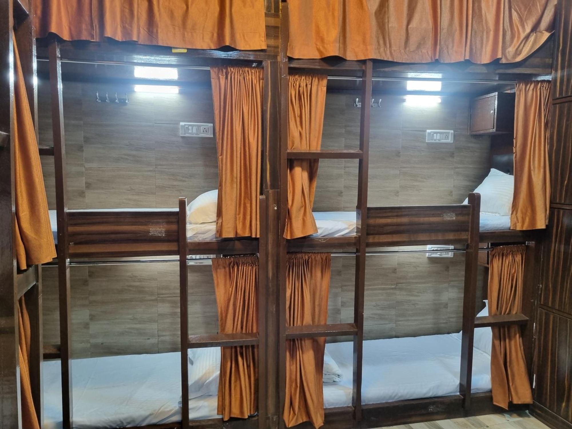 Unibed Dormitory Мумбай Екстериор снимка