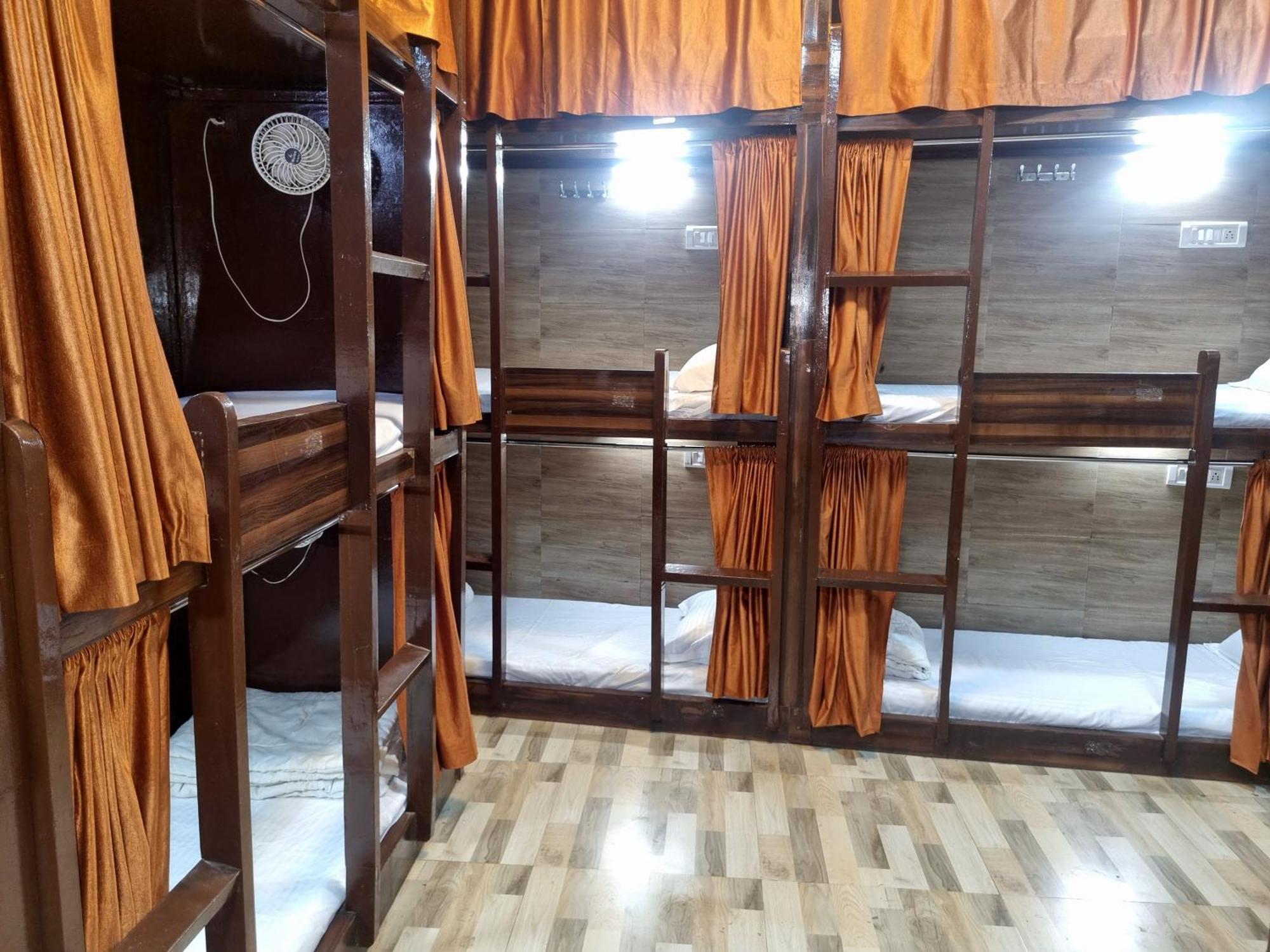 Unibed Dormitory Мумбай Екстериор снимка
