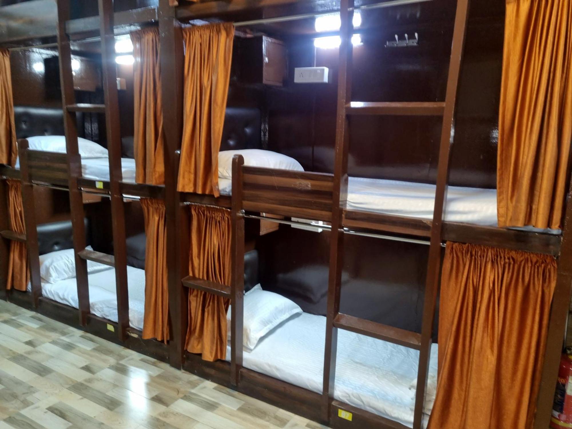 Unibed Dormitory Мумбай Екстериор снимка