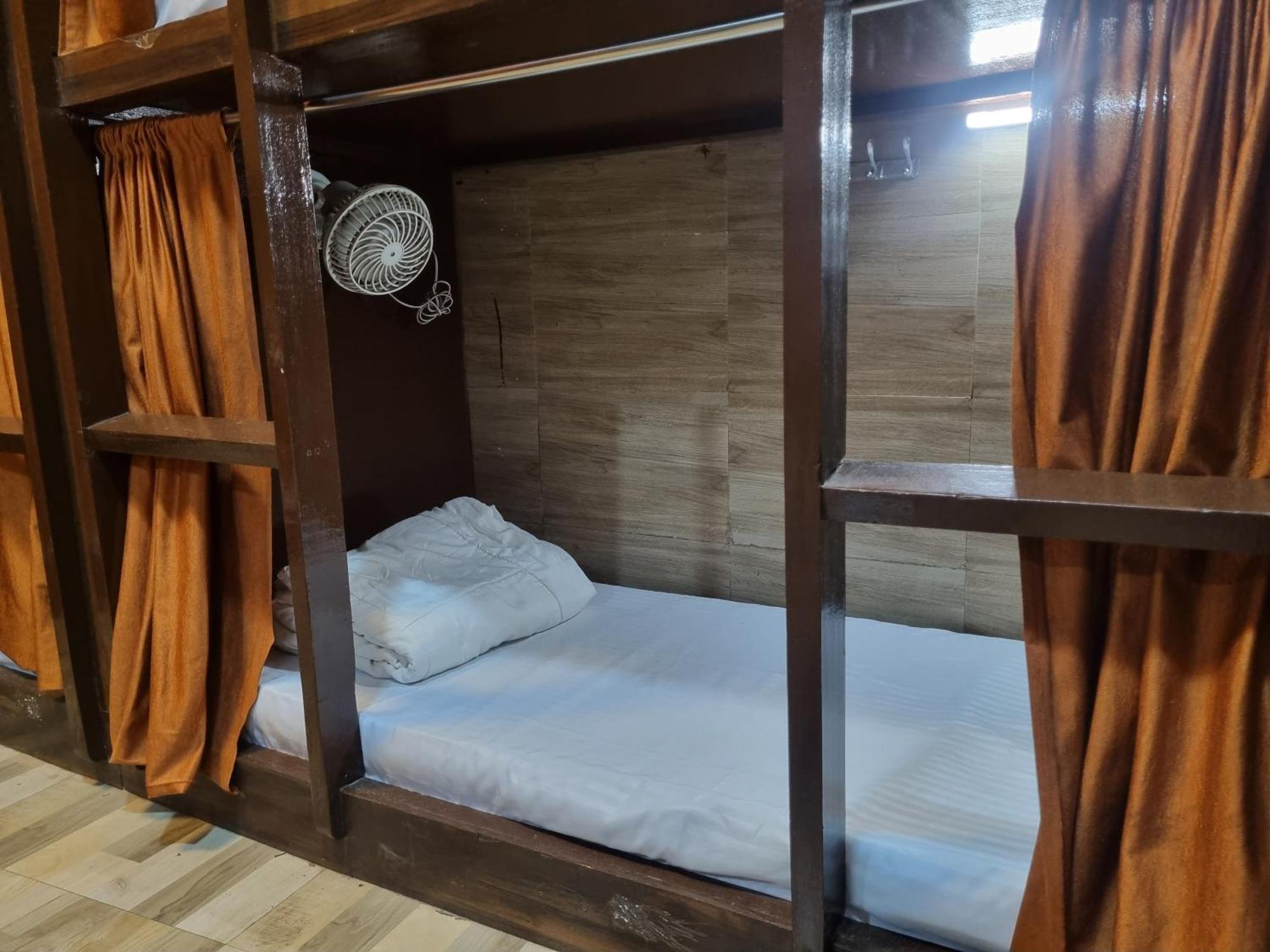 Unibed Dormitory Мумбай Екстериор снимка